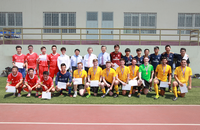 英在华首个联合研究生院首届29名学生毕业|南