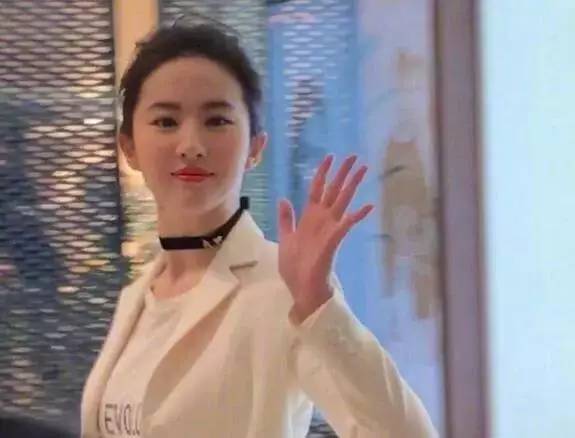 刘亦菲抓拍美过自拍!难道是因为神仙姐姐不会拍照吗?