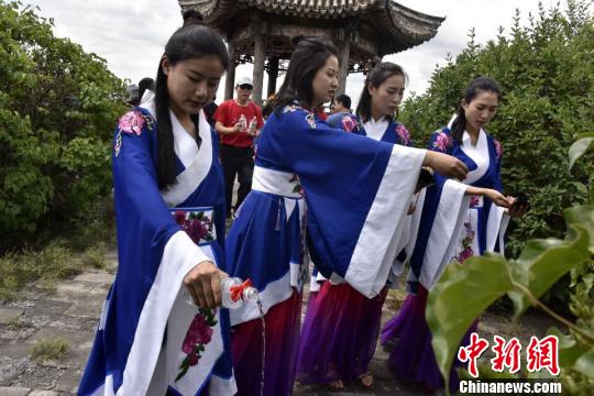 来自昭君故乡的水土汇入青冢 钟欣 摄
