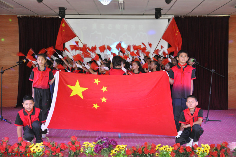 育系统举办迎建党96年中小学童心向党歌咏比