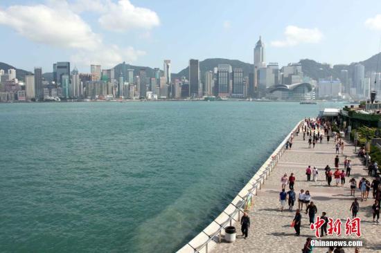 香港尖沙咀海滨公园是香港十大风景区之一。香港即将迎来回归祖国和特别行政区成立20周年。过去20年间，香港人共同努力，发扬狮子山下同舟共济的精神，在各个领域取得进展。20年来，香港成功实践“一国两制”，向全世界展示璀璨的东方明珠魅力。 中新社记者 洪少葵 摄
