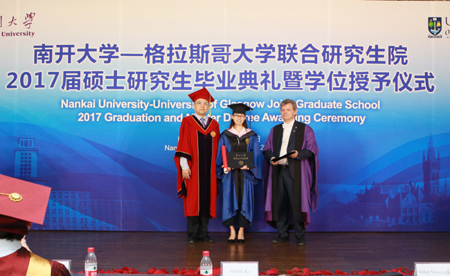 英在华首个联合研究生院首届29名学生毕业|南