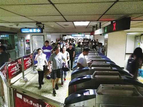 北京地铁启动刷手机乘车 NFC离普及有多远?|