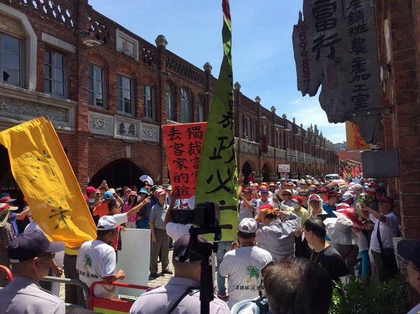 反年改团体抗议。（图片来源：台湾“东森新闻云”）