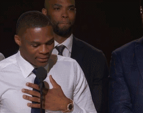 看登哥的表情 你应该就能猜到结果了 最终今年的mvp 颁给了呼声最热