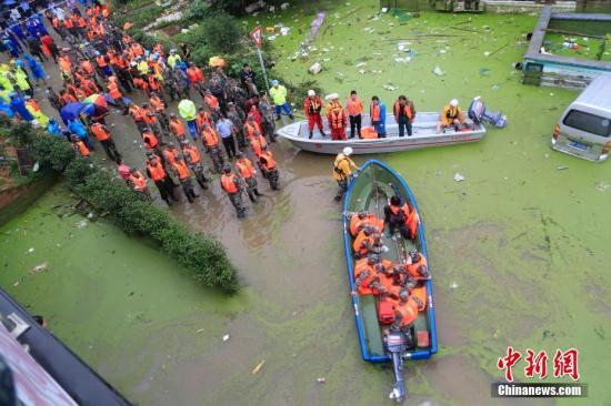 6月26日，受连续暴雨影响，浙江兰溪汛情严重，浙江省绍兴军分区迅速集结越城区柯桥区诸暨市应急分队，跨区救援兰溪。中新社发 夏先龙 摄