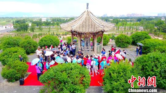 鄂蒙两地代表在青冢祭拜昭君 周星亮 摄