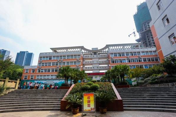 同样厚重:育才中学,始建于1956年,为重庆市重点中学之一;两江翠云小学