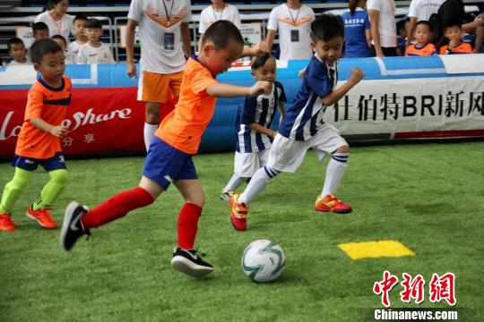 幼儿足球示范赛比赛现场 索有为 摄
