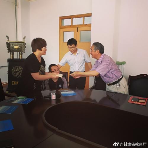6月28日,清华大学甘肃校友会向魏祥同学资助一万元。图片来源:甘肃省教育厅官方微博