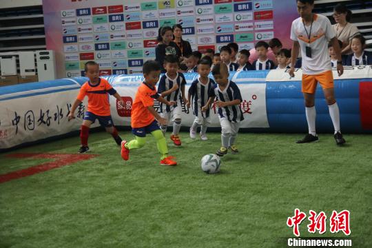 幼儿足球示范赛比赛现场 索有为 摄