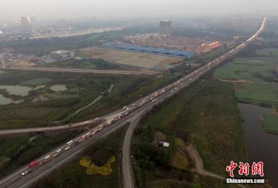 材料图:成乐高速公路(桥下)眉山往成都方向的车辆通行。中新社记者 刘忠俊 摄