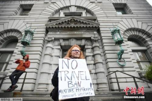 美国民众在上诉法院门口抗议特朗普的移民限制令。