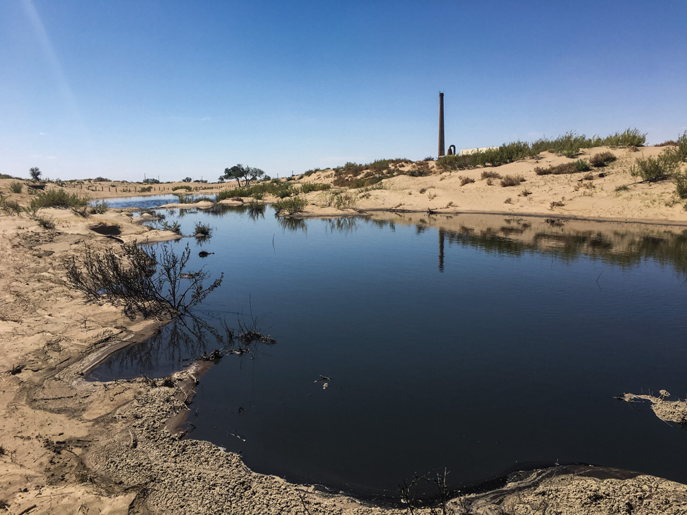 内蒙古赤峰市翁牛特旗海金山牧场,中粮赤峰公司二期养猪场外的污水坑。图/白兆东 摄