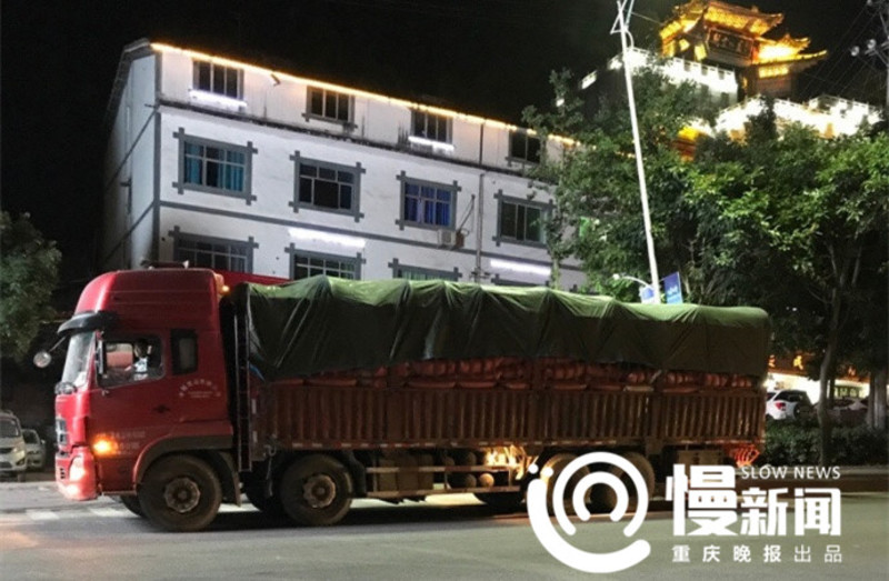 车很宽,还可以睡觉网约顺风车来了辆大货车 