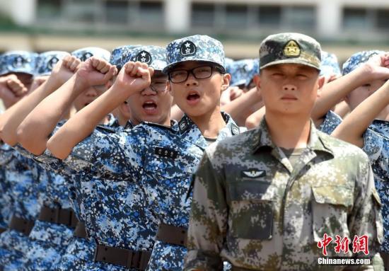 资料图:2016年7月18日,第十二届香港青少年军事夏令营在驻港部队新围军营举行开营仪式。图为学员宣誓。<a target=\'_blank\' href=\'http://www.chinanews.com/\'>中新社</a>记者 张宇 摄
