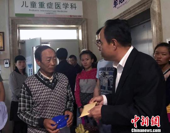 当日,李广义(左)收到近万元爱心捐款。 佘丽莎 摄