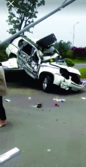 被撞的警车 视频截图
