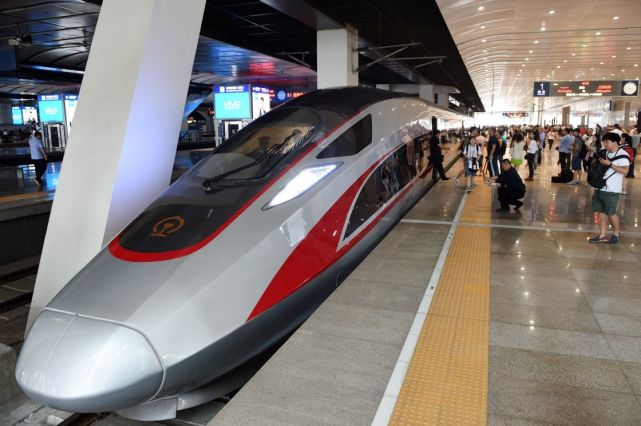  6月26日，在北京南站，“复兴号”G123次列车等候出发。当日，中国标准动车组“复兴号”在京沪高铁两端的北京南站和上海虹桥站双向首发，分别担当G123次和G124次高速列车。“复兴号”是由中国铁路总公司牵头组织研制、具有完全自主知识产权、达到世界先进水平的中国标准动车组。新华社记者 鞠焕宗 摄