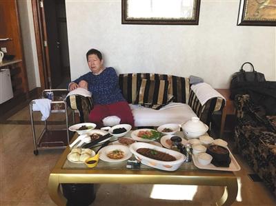 2016年12月29日，李春平午饭前在住处休息。新京报记者 罗婷 摄