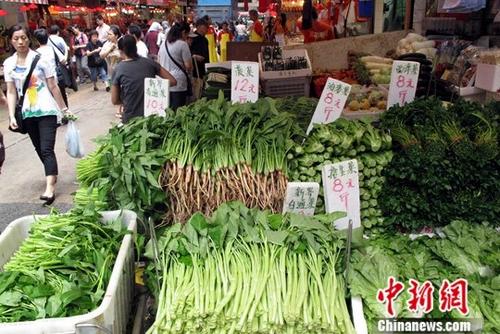 香港回归20年,在民生方面,内地省市为香港运送“数量足、质量优、价格平”的食品。资料显示,香港市场95%的活猪、100%的活牛、33%的活鸡、100%的河鲜产品、90%的蔬菜、70%以上的面粉由内地供应。香港自1995年起连续23年获评全球最自由经济体,评分稳居第一。图为香港湾仔一街市蔬菜供应琳琅满目。 <a target=\'_blank\' href=\'http://www.chinanews.com/\'>中新社</a>记者 洪少葵 摄