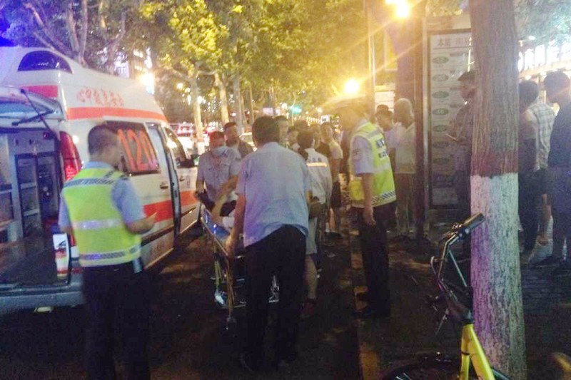 男子突发病倒地 交警用手套放进嘴里防咬伤舌头