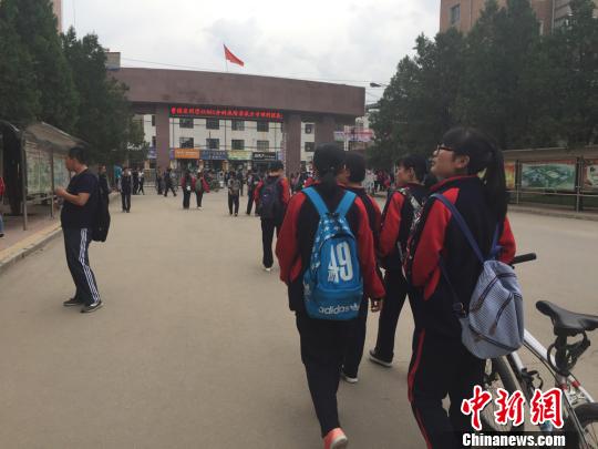 6月28日，定西一中在校学生下课放学。　刘薛梅 摄