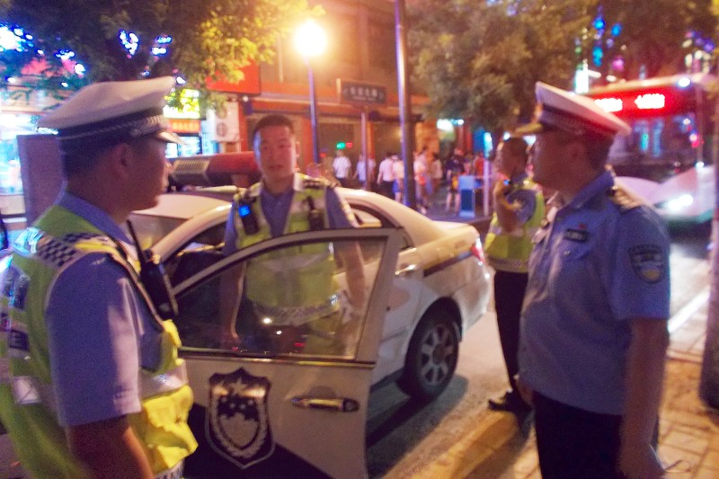 男子突发病倒地 交警用手套放进嘴里防咬伤舌头