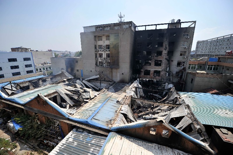 长安区一六层楼凌晨突发火灾 救援人员成功扑