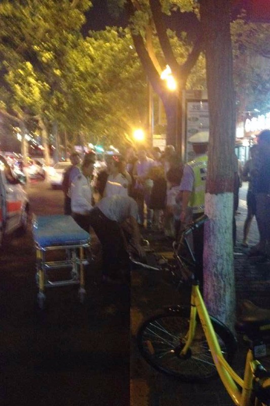 男子突发病倒地 交警用手套放进嘴里防咬伤舌头