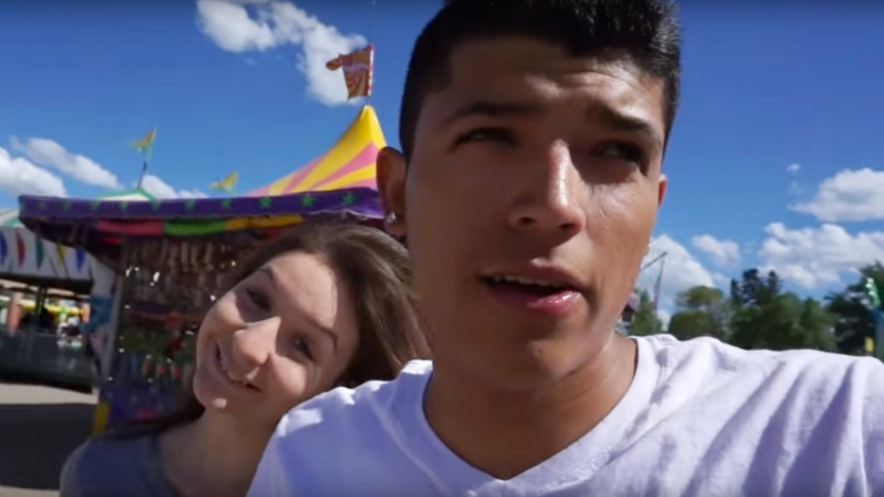 年轻情侣为当网红表演 书挡子弹 男友中枪身亡