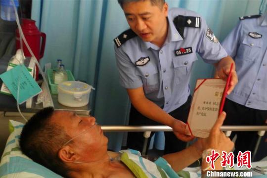謝瑞波病倒當(dāng)天剛剛被評(píng)為年度優(yōu)秀共產(chǎn)黨員 郭建軍 攝