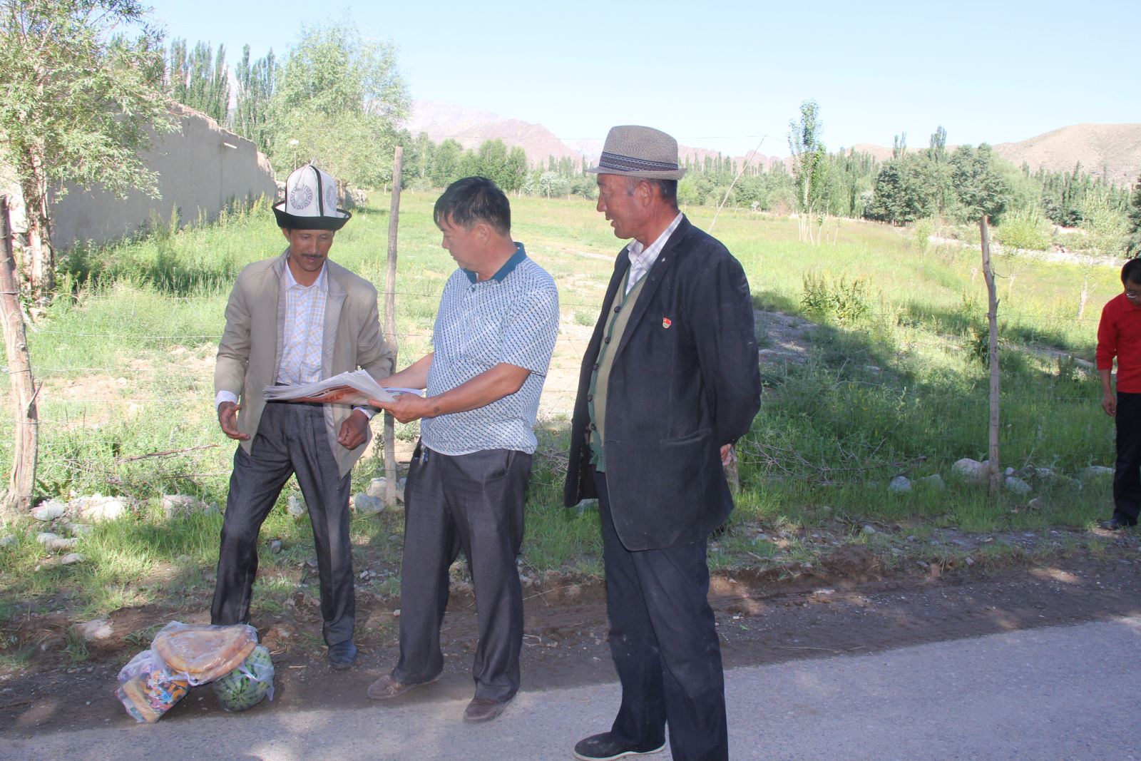 新疆乌恰县政协机关干部肉孜节走访慰问结对亲