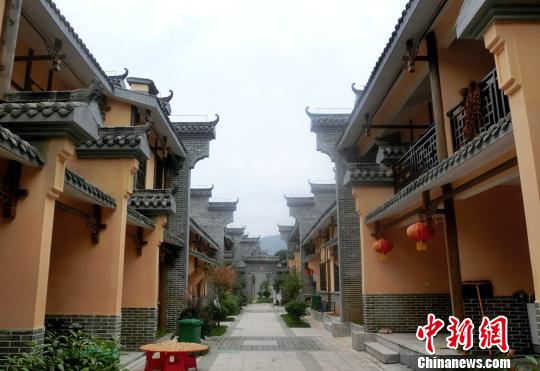 黄材炭河古城“千手”爱心大屋均是统一风格的两层小楼。 邓霞 摄