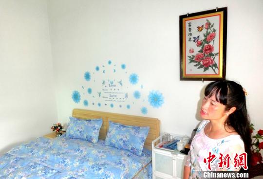 夏素辉向记者介绍她家二楼的“家庭客房。 邓霞 摄