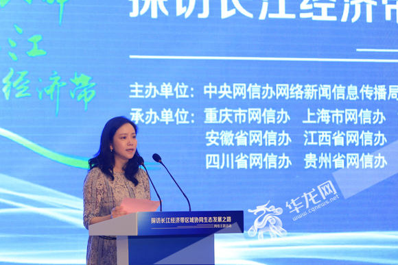 华龙网集团总裁、总编辑李春燕宣读《倡议》。记者 石涛 摄