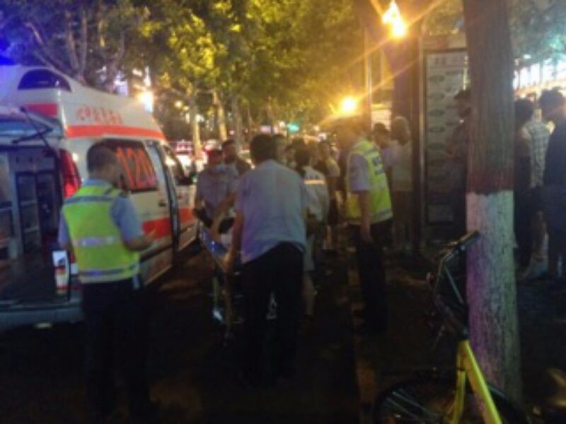 男子突发病倒地 交警用手套放进嘴里防咬伤舌头