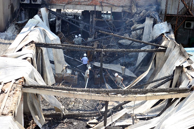 长安区一六层楼凌晨突发火灾 救援人员成功扑