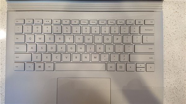 新闻汇:上海MWC黑科技多,工信部规定预装软件