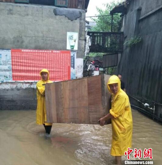 怀化辰溪县救灾人员正在帮助民众转移物资。 暴雨致湖南怀化市紧急转移民众近6万人