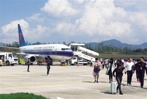 驼峰机场上空的鹰:如何打通空中“最后一公里”?|腾冲|机场|旅游_新浪新闻