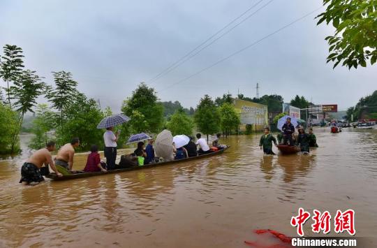 民兵用木船转移怀化辰溪县受灾民众。 暴雨致湖南怀化市紧急转移民众近6万人