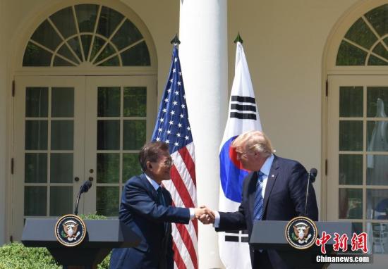 当地时间6月30日,美国总统特朗普在白宫会见韩国总统文在寅。图为特朗普与文在寅在白宫玫瑰园出席联合记者会。中新社记者 刁海洋 摄