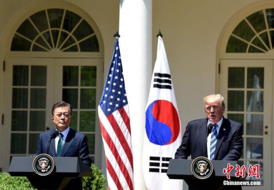 资料图:当地时间6月30日,美国总统特朗普在白宫会见韩国总统文在寅。图为特朗普与文在寅在白宫玫瑰园出席联合记者会。中新社记者 刁海洋 摄