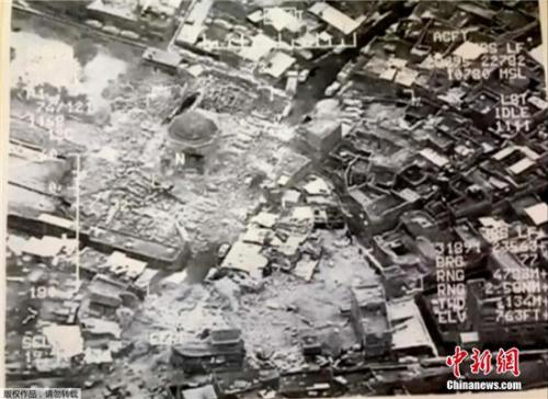 从空中拍摄的照片显示，努里清真寺及其宣礼塔损毁严重。