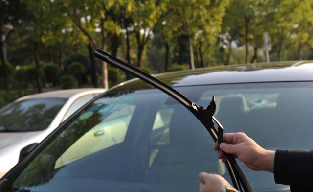 换雨刷就没有必要去4S店了，女孩子动手都没问题！