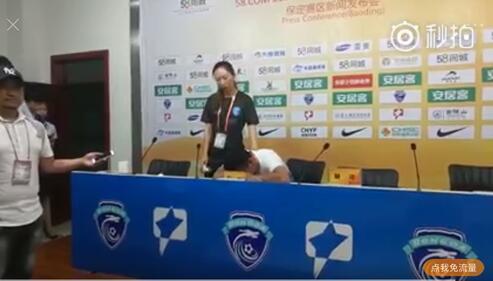 赛后新闻公布会上，保定容大董事长孟永立在新闻公布会上嚎啕大哭，宣布退出中甲联赛。图片泉源：微博视频截图