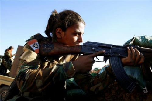 一位伊朗库尔德女战士在伊拉克摩苏尔附近与极端分子战斗。（图片来源：路透社）
