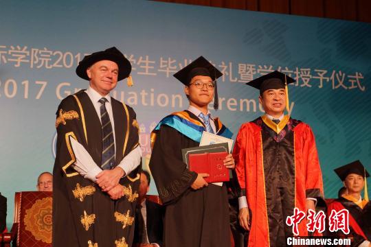 北京-都柏林国际学院2017届学生毕业 超六成出