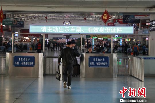 从7月1日最先，沈阳铁路局正式实行暑期列车运行图。图为沈阳北站（资料图）。　沈殿成　摄